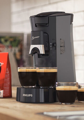 Koffiepadmachine
Een voordelig kopje, maar goede kwaliteit koffie in een handomdraai? Met een Philips SENSEO koffiepadmachine zit je altijd goed. Waterreservoir gevuld? Koffiepad erin, één druk op de knop en binnen een minuut heb je een perfect kopje koffie met een maximale smaak en heerlijke schuimlaag. Of twéé kopjes koffie, want dat kan ook. De koffiepadmachine waar het allemaal mee begon, is nog steeds verkrijgbaar. Maar kijk eens hoeveel kleurrijke en geavanceerdere varianten er inmiddels ook zijn! 