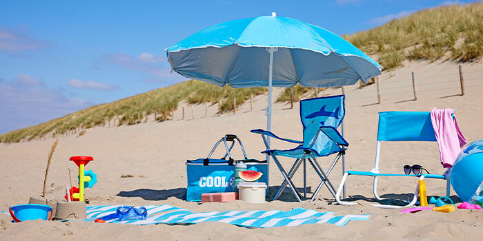 Naar het strand?
Altijd leuk! Heb je alles bij je: van strandlakens en strandstoelen tot een badmintonsetje en zwembandjes voor de kinderen? Ook niet vergeten: zonnebrandcrème, want voor je het weet… Zo komt iedereen de dag goed door.