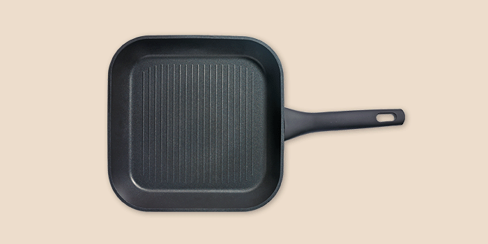 Grillpannen
Een vierkante of ronde pan met diepe ribbels dat geschikt is voor het dichtschroeien en garen van vlees of groente.