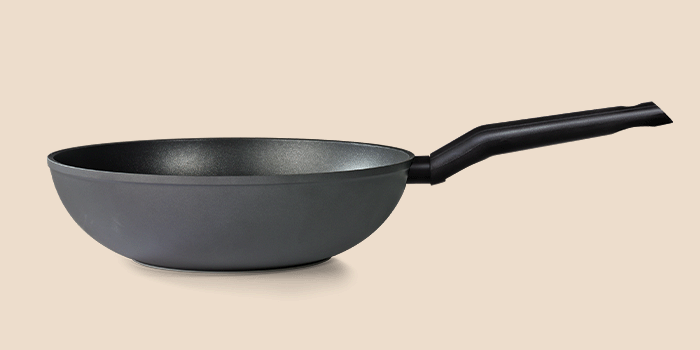 Wokpannen
Een pan met een hoge en gebogen rand. Door de diepe ronde vorm is de pan gemakkelijk te gebruiken voor roerbakken.